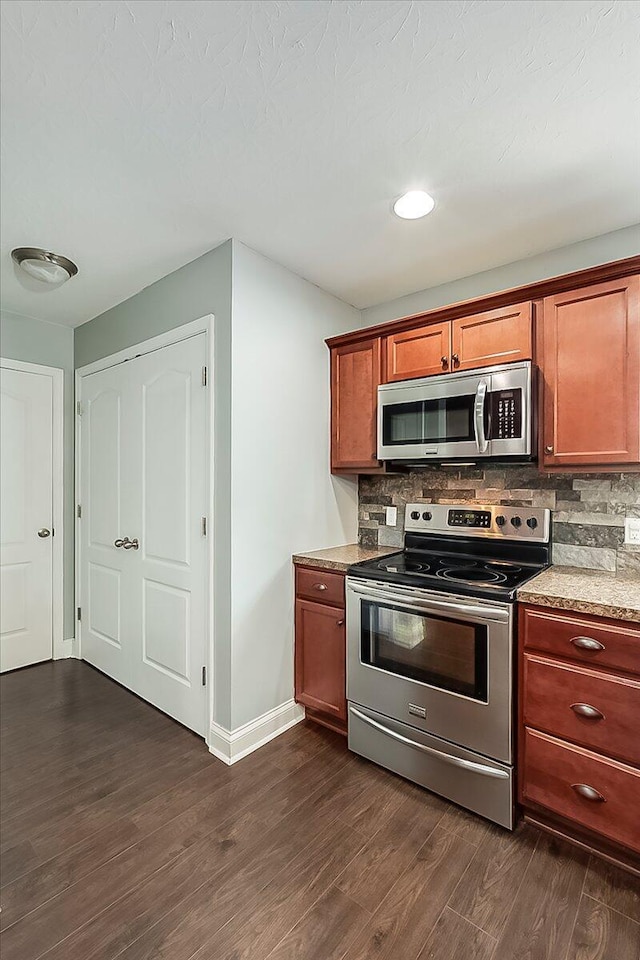 2045 Kearns Way, Richmond, KY 40475 - kitchen featuring stainless steel appliances, dark wood-type flooring, baseboards, and tasteful backsplash