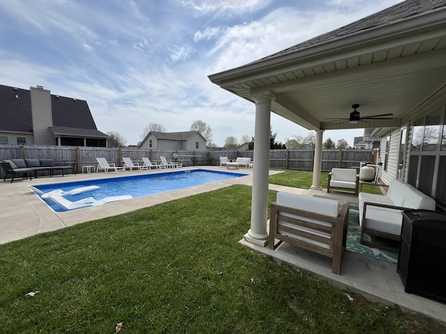 view of pool featuring ceiling fan, a fenced backyard, an outdoor hangout area, a fenced in pool, and a yard
