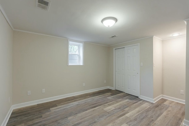 unfurnished bedroom featuring light wood-style flooring, a closet, baseboards, and visible vents