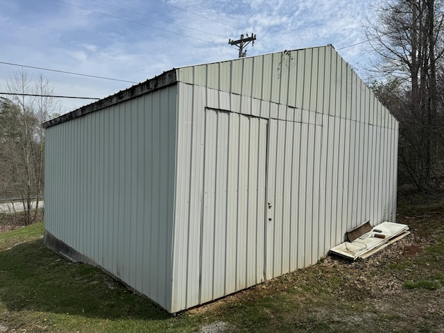 view of outdoor structure featuring an outbuilding