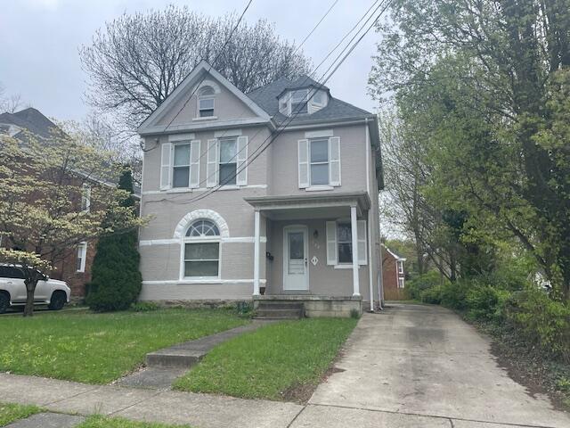 142 Old Lafayette Ave, Lexington, KY 40502 - view of front of property with driveway and a front yard