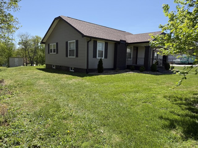 21 N Gregory St, Monticello, KY 42633 - view of front of house featuring roof with shingles and a front lawn