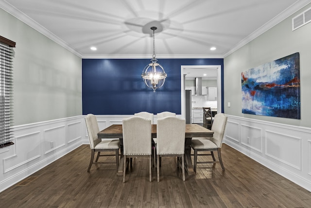 dining space with crown molding, wood finished floors, visible vents, and recessed lighting