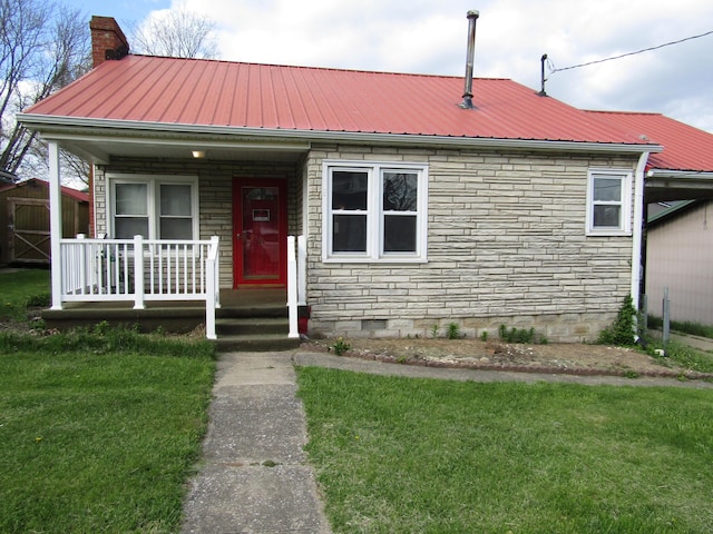 9 Linden Ave, Winchester, KY 40391 - bungalow featuring a front lawn, a chimney, metal roof, covered porch, and crawl space