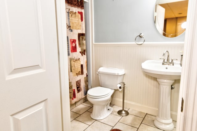 1105 Locust Fork Rd, Stamping Ground, KY 40379 - full bathroom with tile patterned floors, wainscoting, a shower with curtain, baseboards, and toilet