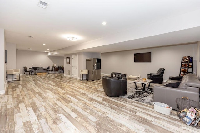 living area featuring light wood finished floors, baseboards, visible vents, and recessed lighting