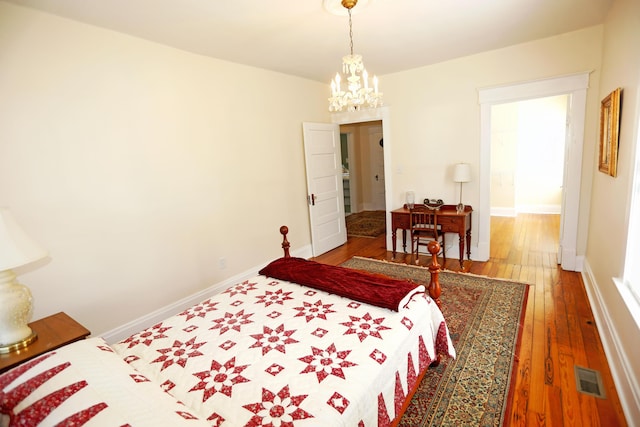 113 Olde Potomac Ave, Winchester, KY 40391 - bedroom with baseboards, wood finished floors, a notable chandelier, and visible vents