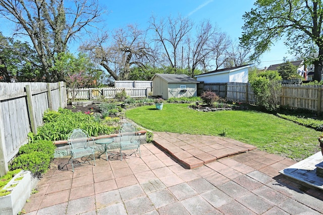 113 Olde Potomac Ave, Winchester, KY 40391 - view of patio featuring an outdoor structure, a storage unit, and a fenced backyard