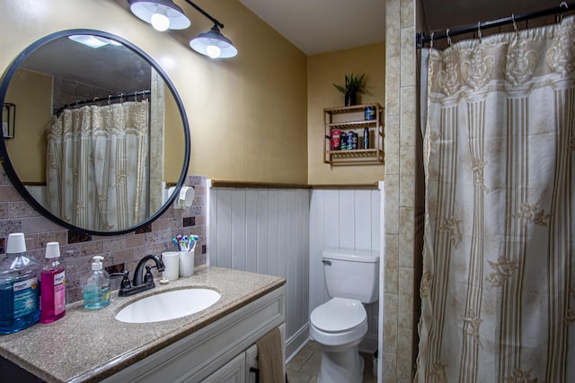 20 Hemlock Subdivision Rd, Williamsburg, KY 40769 - full bathroom with a wainscoted wall, toilet, vanity, and curtained shower