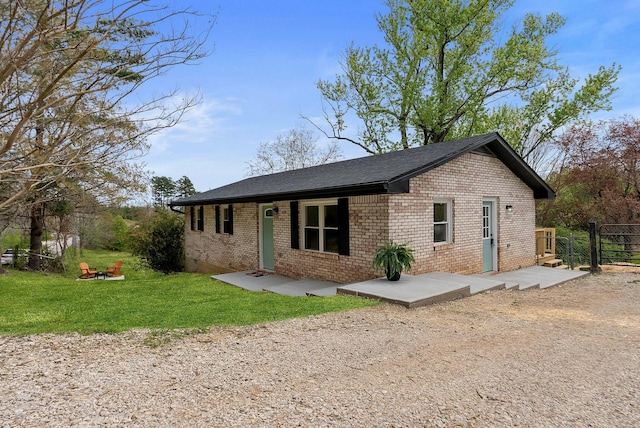 730 E Spencer Rd, Campton, KY 41301 - view of front of home featuring fence, a shingled roof, brick siding, and a front yard
