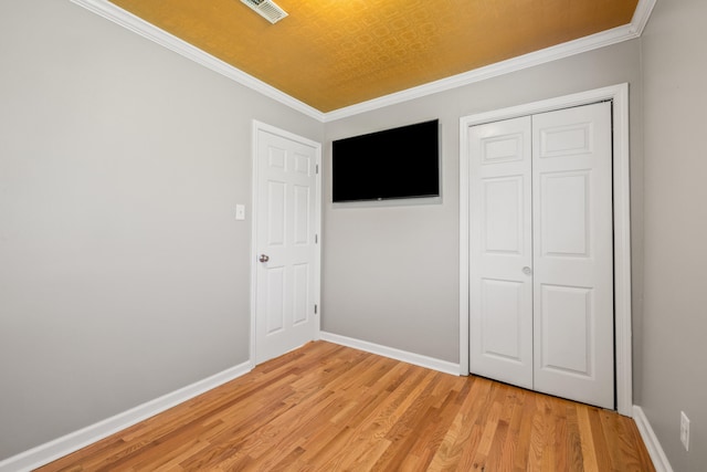 6473 Wildie Rd, Mount Vernon, KY 40456 - unfurnished bedroom with baseboards, visible vents, light wood finished floors, and a closet