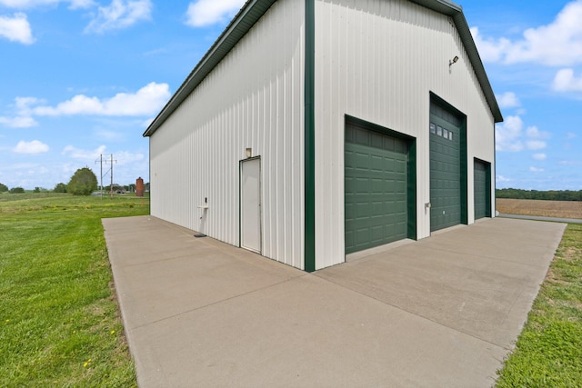 view of detached garage