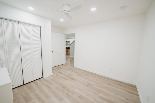 unfurnished bedroom with recessed lighting, light wood-type flooring, a closet, baseboards, and ceiling fan