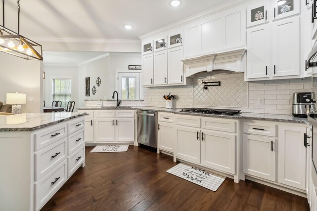600 Avawam Dr, Richmond, KY 40475 - kitchen featuring stainless steel appliances, crown molding, backsplash, a peninsula, and white cabinetry