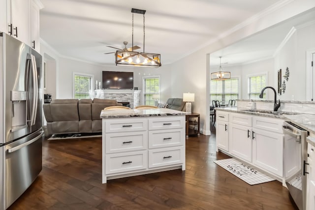 600 Avawam Dr, Richmond, KY 40475 - kitchen featuring stainless steel appliances, plenty of natural light, open floor plan, and a sink
