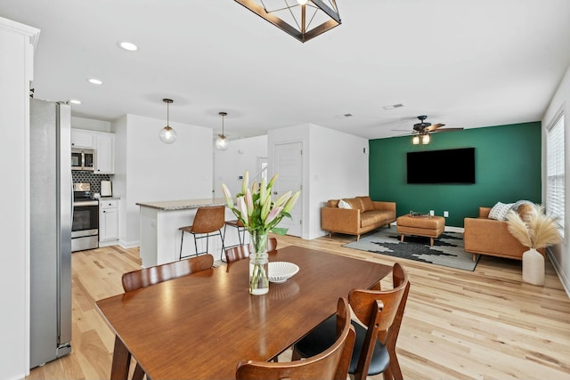 dining area featuring light wood-type flooring, visible vents, recessed lighting, and ceiling fan