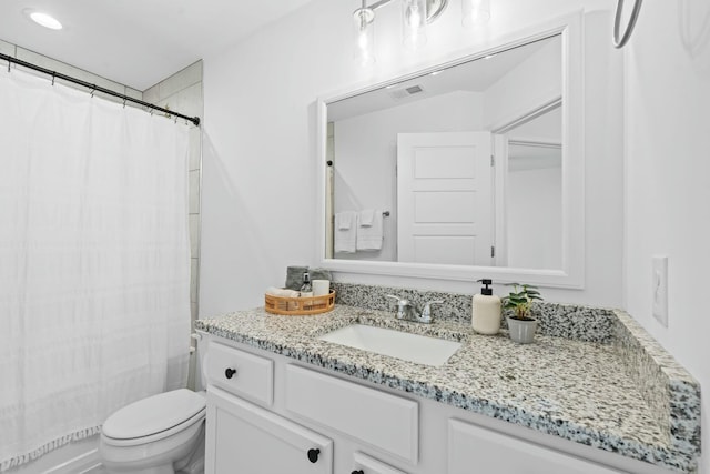 full bathroom with toilet, visible vents, recessed lighting, a shower with shower curtain, and vanity