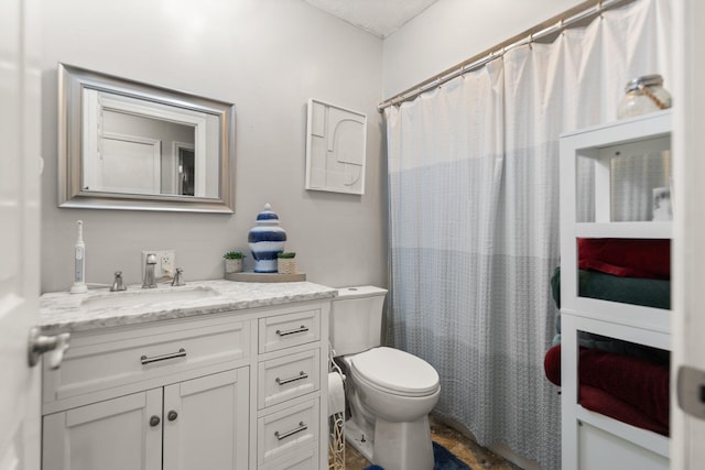 bathroom featuring a shower with curtain, vanity, and toilet
