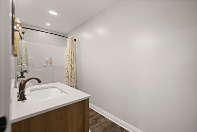 full bathroom featuring wood finished floors, vanity, curtained shower, baseboards, and recessed lighting