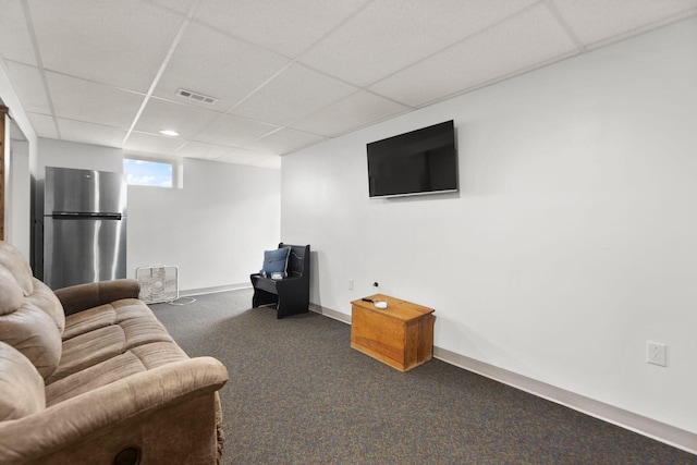 living room featuring recessed lighting, a drop ceiling, visible vents, baseboards, and carpet flooring