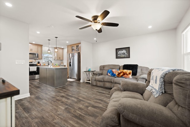 living area with ceiling fan, baseboards, dark wood-type flooring, and recessed lighting
