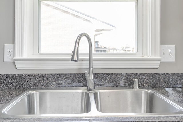 3241 Bowie Dr, Lexington, KY 40517 - details featuring dark countertops and a sink