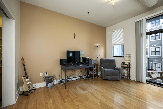 650 S Mill St Unit 219, Lexington, KY 40508 - interior space featuring light wood-style flooring, a healthy amount of sunlight, and baseboards