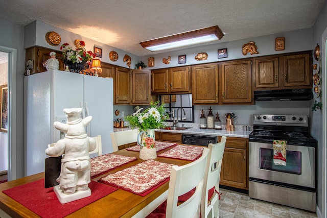 kitchen featuring under cabinet range hood, light countertops, a sink, freestanding refrigerator, and electric range