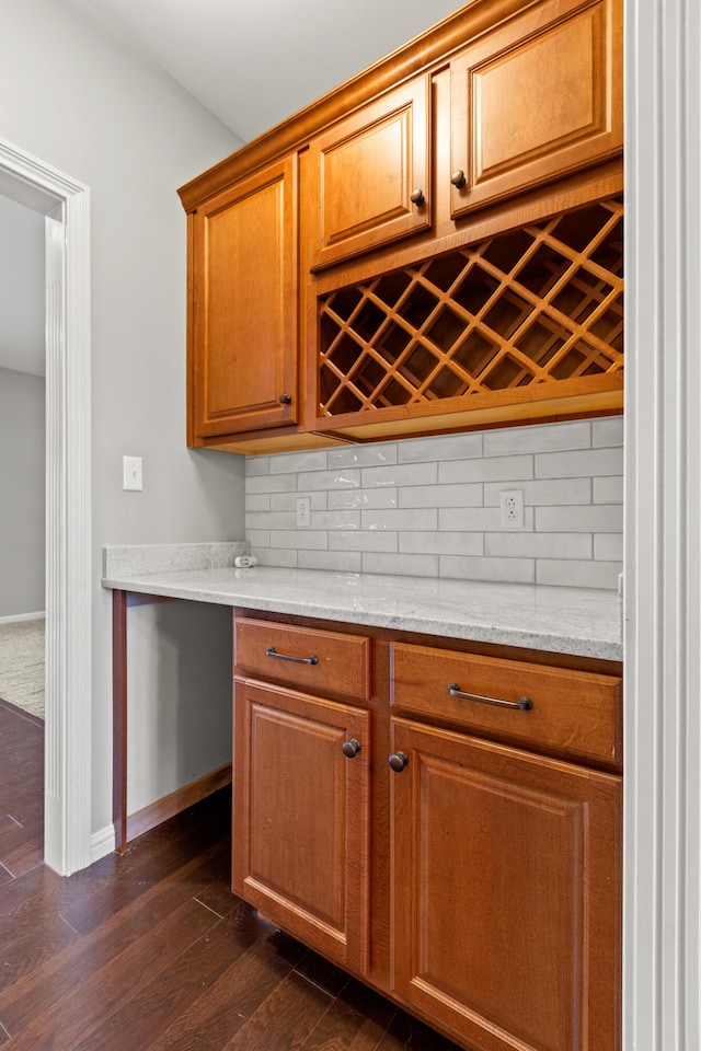 bar with baseboards, dark wood-style floors, and decorative backsplash