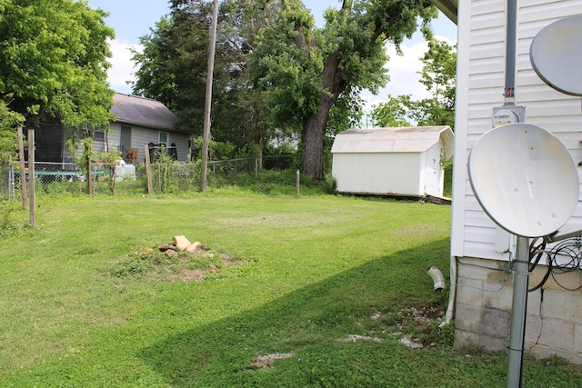 view of yard featuring a shed and an outdoor structure