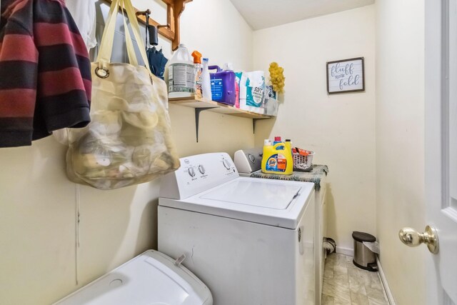 597 Snow Creek Rd, Clay City, KY 40312 - laundry area featuring washing machine and dryer, baseboards, and laundry area
