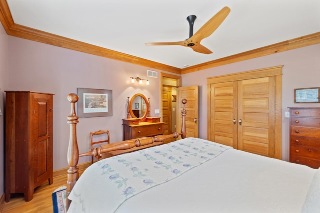 bedroom featuring a ceiling fan, a closet, visible vents, baseboards, and light wood-style floors