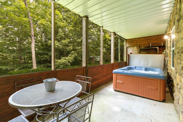 sunroom / solarium with a jacuzzi