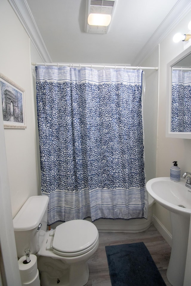 108 Central Ct, Richmond, KY 40475 - bathroom with toilet, wood finished floors, ornamental molding, and shower / tub combo with curtain