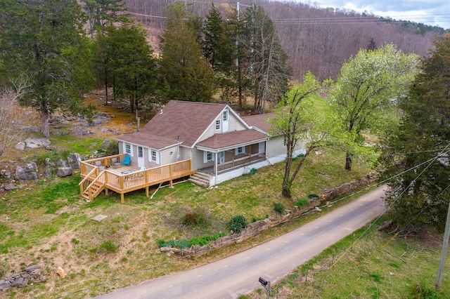 birds eye view of property featuring a forest view
