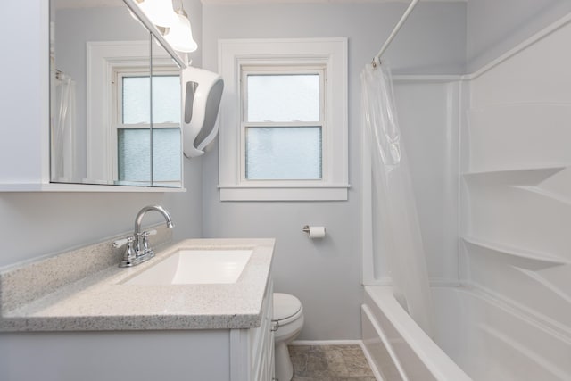 full bathroom with toilet, shower / tub combo with curtain, vanity, and baseboards