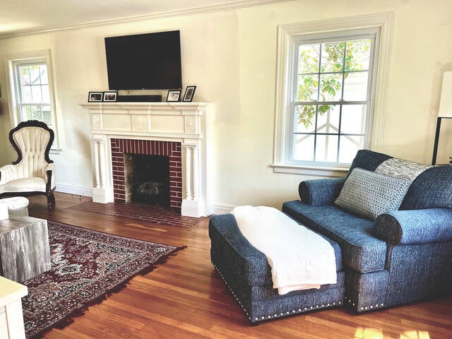 847 W Lexington Ave, Danville, KY 40422 - living room featuring wood finished floors, a wealth of natural light, and ornamental molding