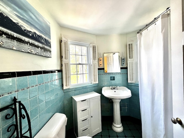 847 W Lexington Ave, Danville, KY 40422 - bathroom featuring toilet, tile walls, wainscoting, curtained shower, and tile patterned flooring