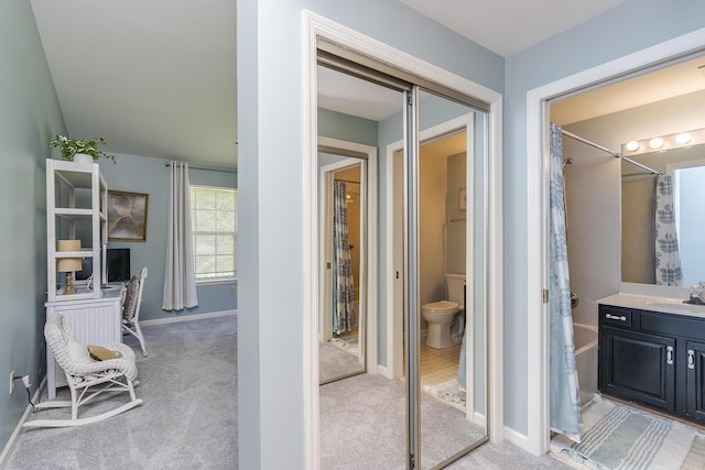 full bath featuring vanity, toilet, baseboards, and a shower with curtain
