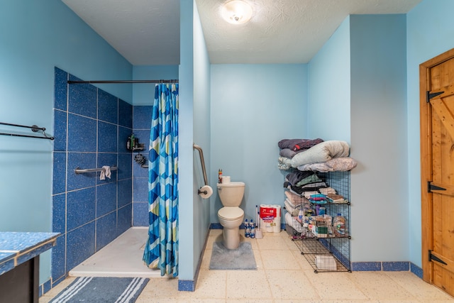 full bath with toilet and tiled shower