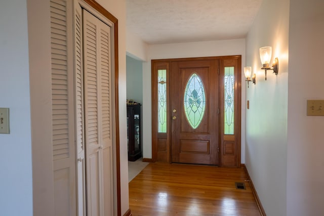 138 Hackett Pike, Richmond, KY 40475 - foyer entrance featuring a textured ceiling, wood finished floors, visible vents, and baseboards