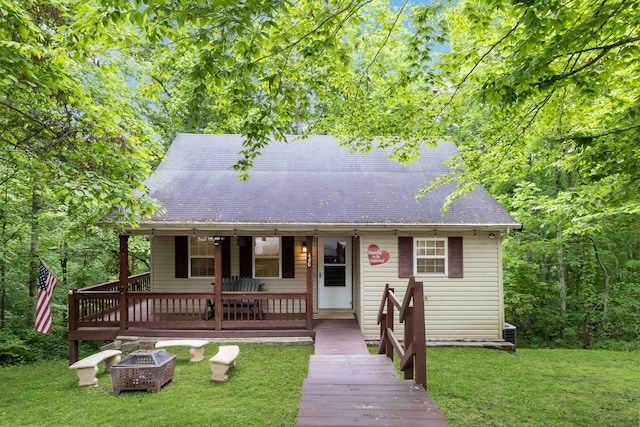 view of front facade featuring a front yard and a fire pit
