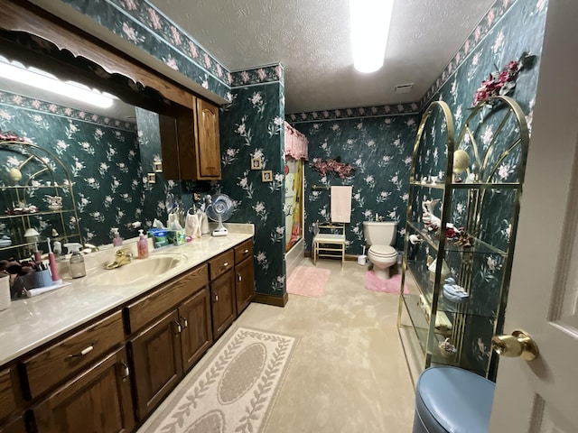 full bathroom with wallpapered walls, toilet, vanity, a shower with curtain, and a textured ceiling