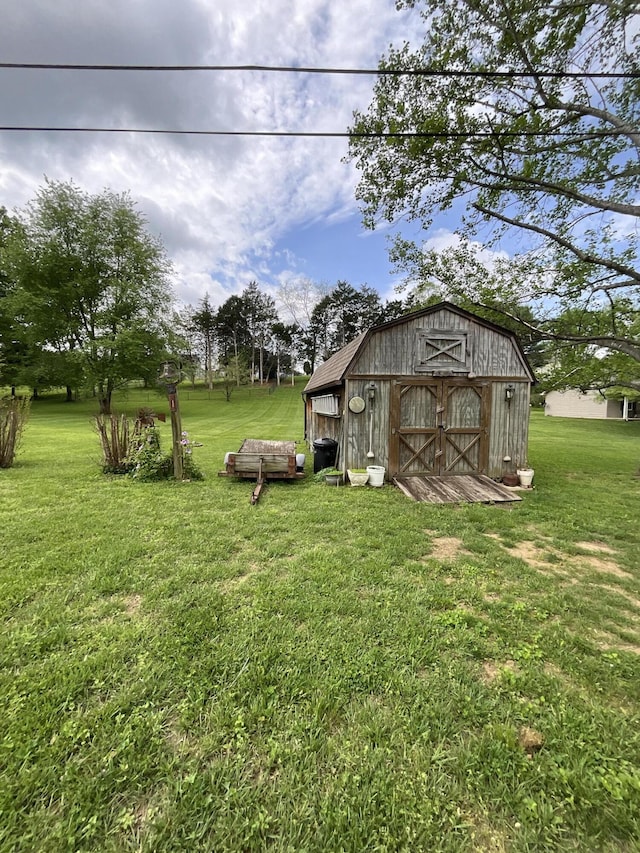 view of barn featuring a lawn