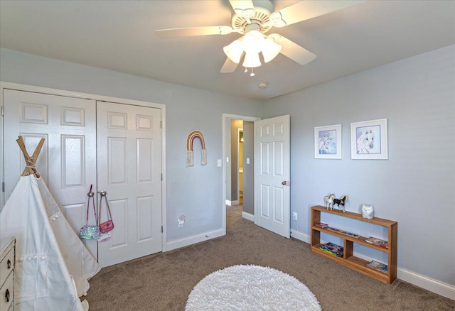 carpeted bedroom featuring a ceiling fan, baseboards, and a closet
