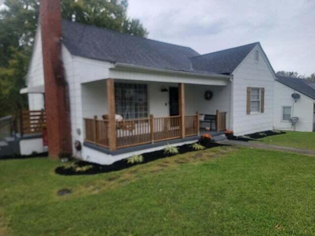 121 Hill Ct, Lancaster, KY 40444 - view of front of home with a porch, a chimney, and a front yard