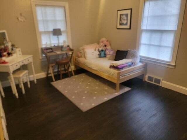 121 Hill Ct, Lancaster, KY 40444 - bedroom with dark wood-style flooring, baseboards, and visible vents