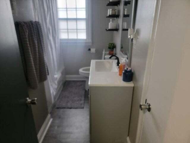 121 Hill Ct, Lancaster, KY 40444 - full bath with vanity, toilet, and baseboards