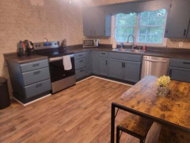 121 Hill Ct, Lancaster, KY 40444 - kitchen with dark countertops, a sink, appliances with stainless steel finishes, and gray cabinetry