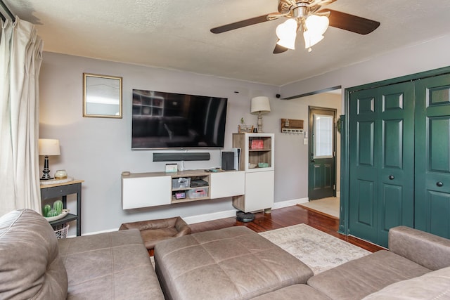 1139 Venetian Way, Lexington, KY 40517 - living room featuring wood finished floors, ceiling fan, and baseboards